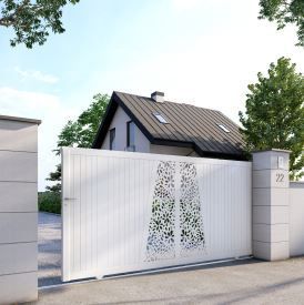 Portail blanc devant une maison