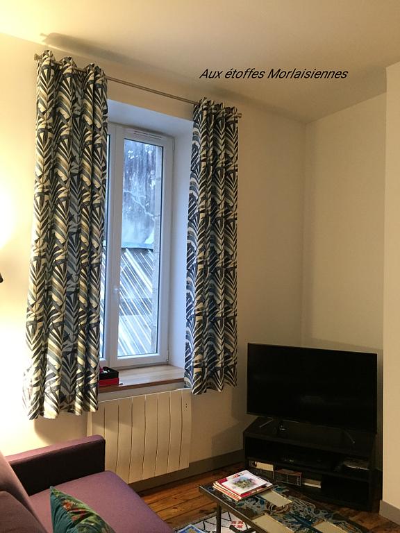 Store bateau blanc et bleu à rayure