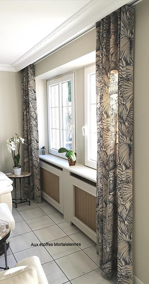 Voilage blanc installé sur une barre à rideau noire dans un salon