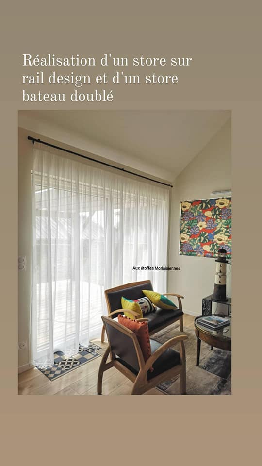 Rideaux à motifs installés dans une chambre d'enfant