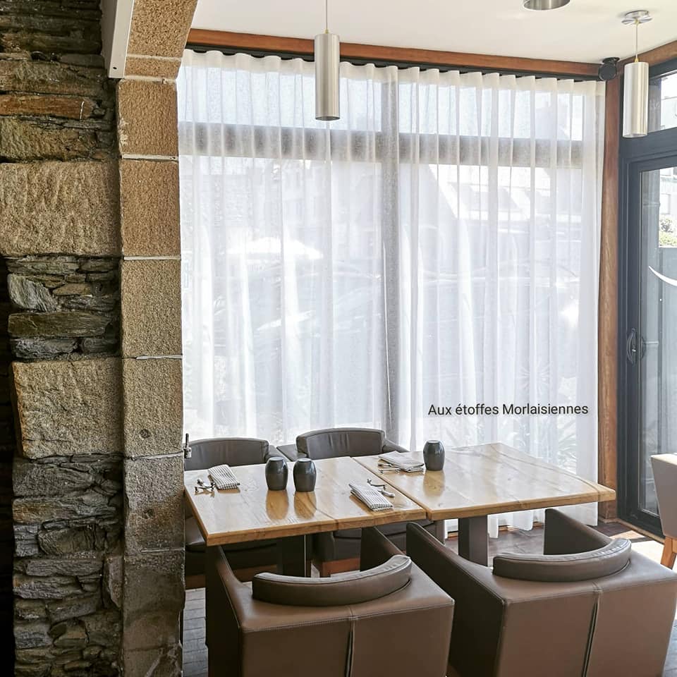 Stores bateaux noir et blanc à motif de feuilles