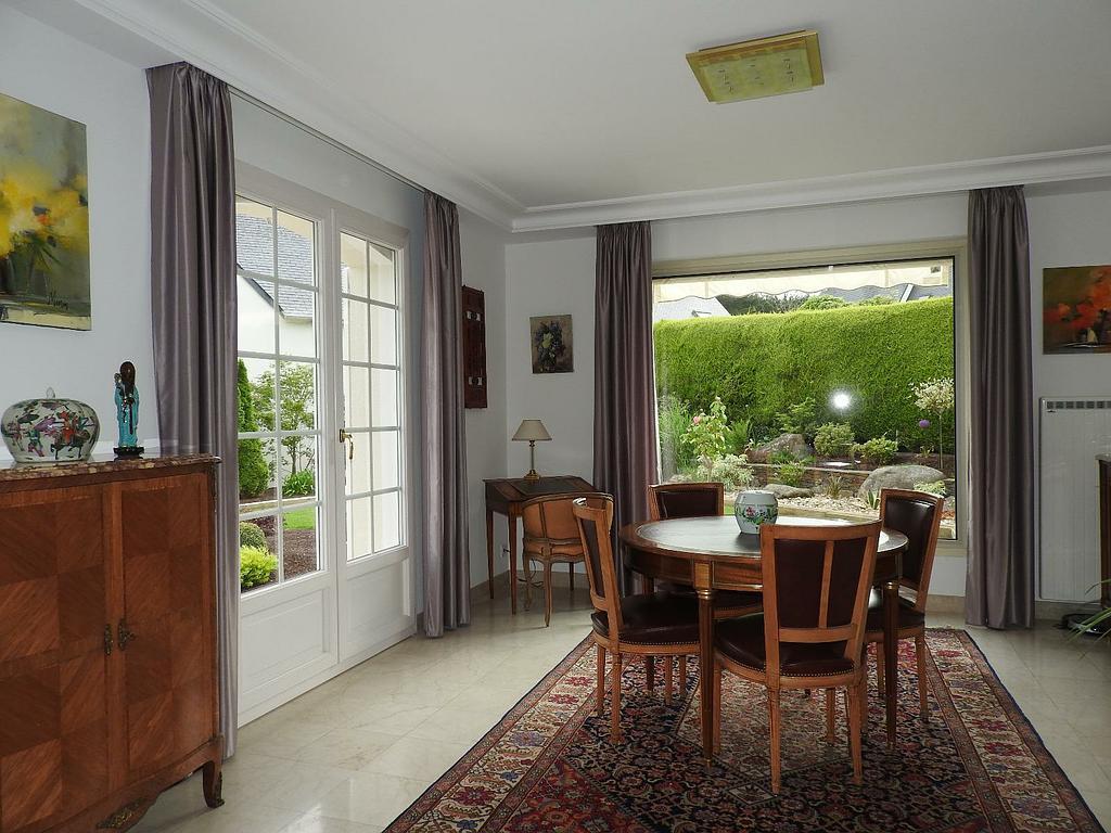 Double rideau multicolore raccordé aux coussins d'un canapé