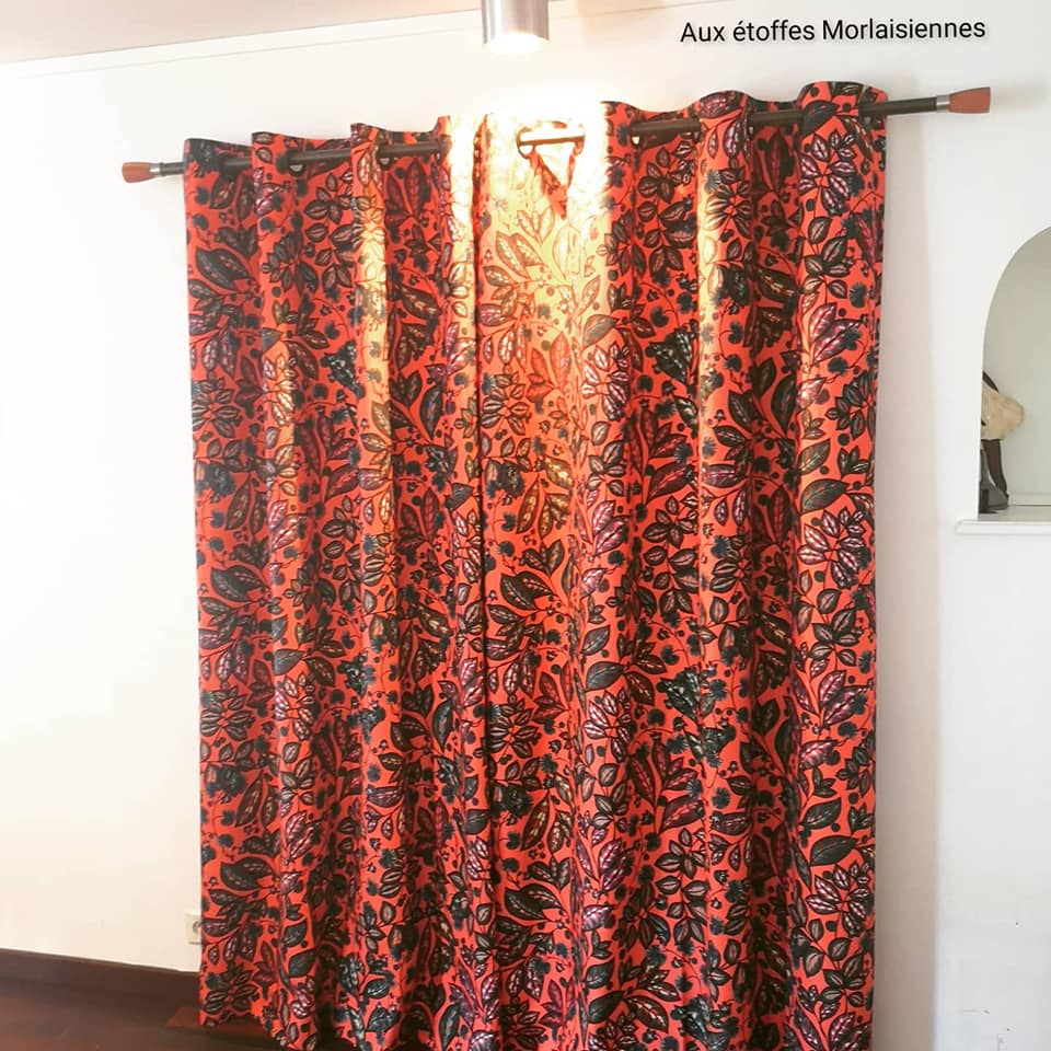 Voilage blanc uni installé dans une maison aux murs en bois