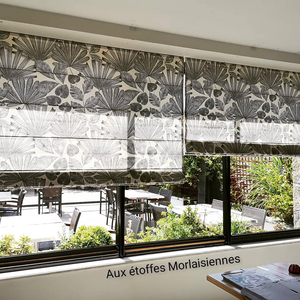 Rideaux en velour rouge à motif de feuilles