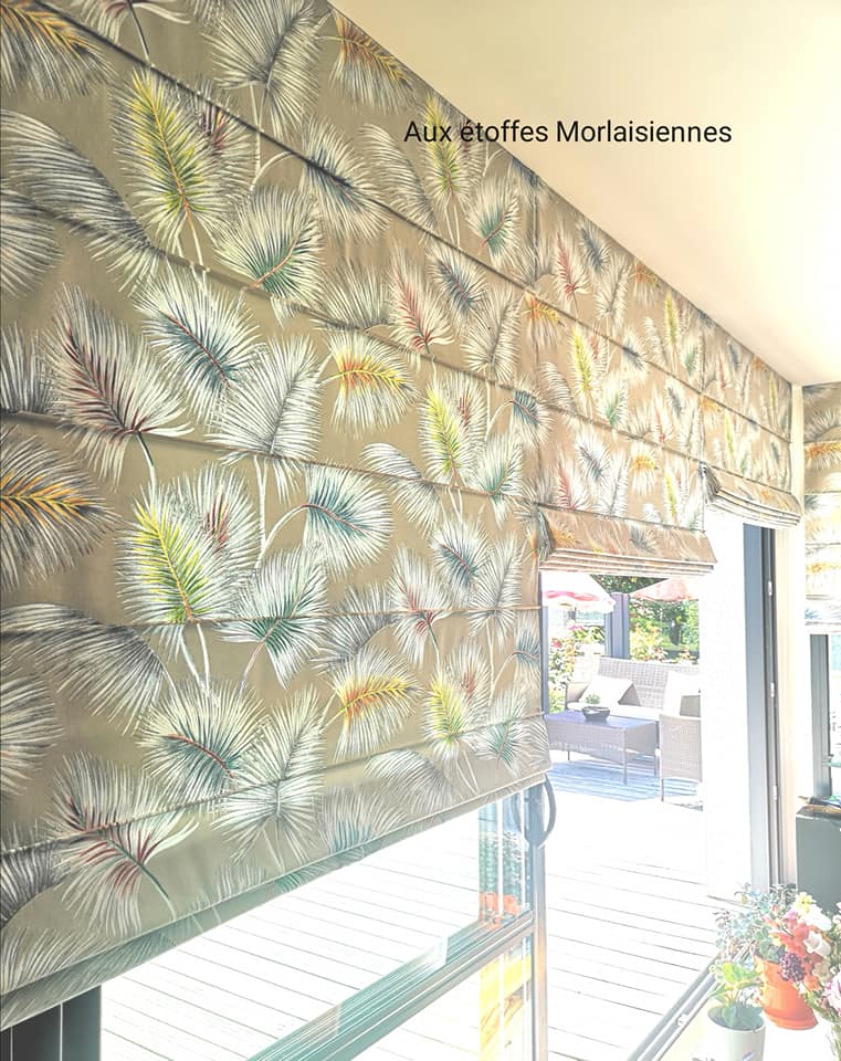 Voilage blanc uni dans la salle d'un restaurant