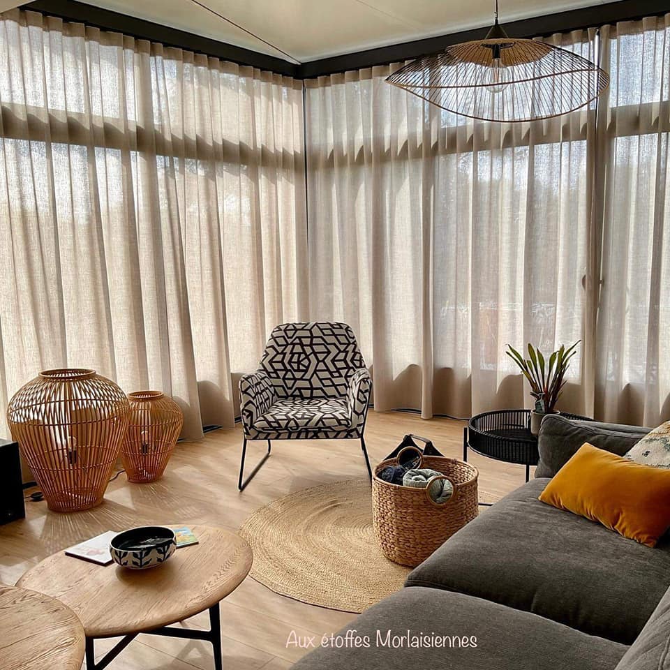 Store bateau gris sur les fenêtres d'un salon