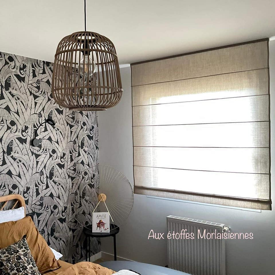 Voilages gris dans un salon