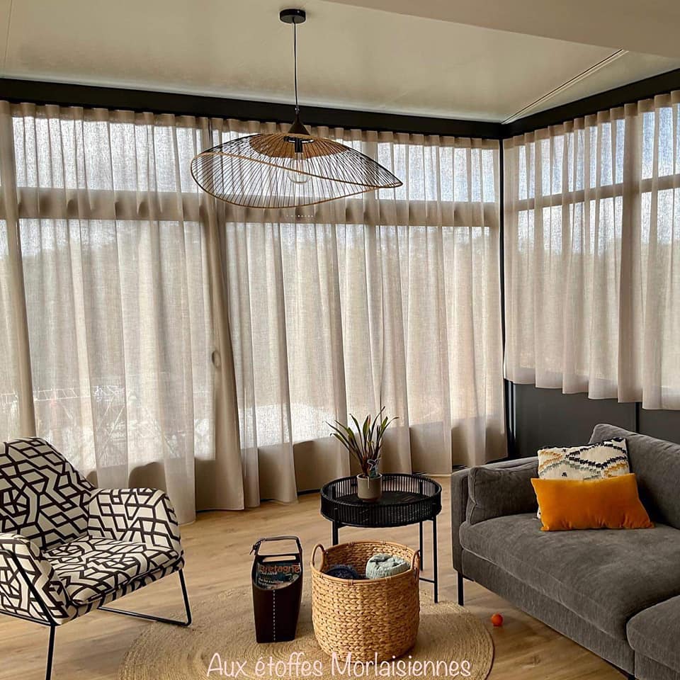 Voilage gris dans un salon entièrement vitré