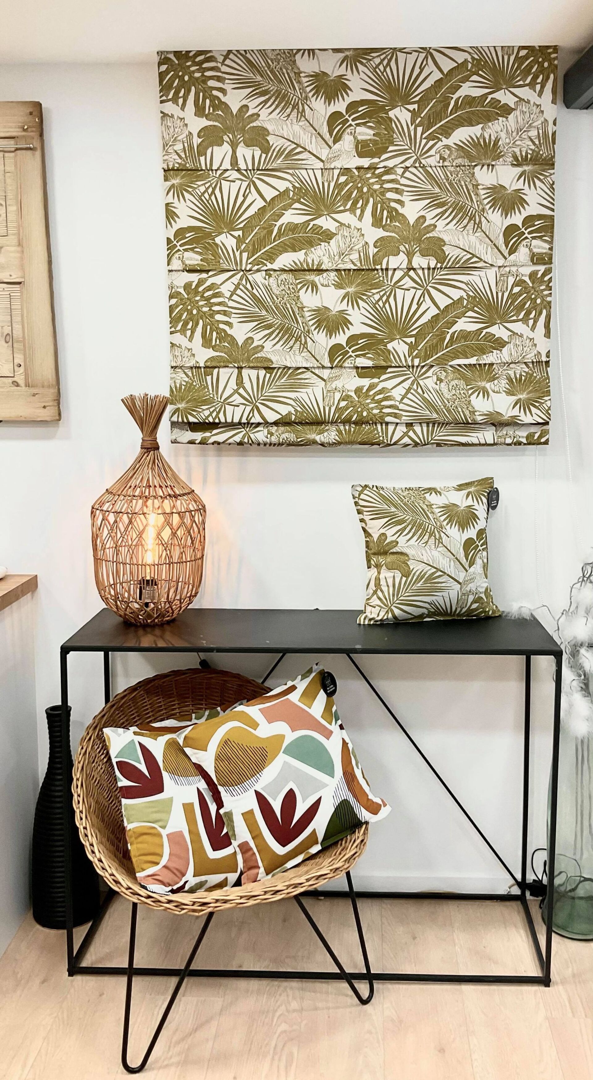 Sélection de tissus à motif feuillu jaune et bleu dans la vitrine du magasin