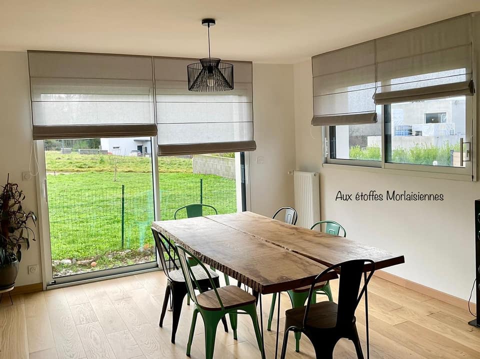 Stores bateaux en voilage blanc dans une salle à manger