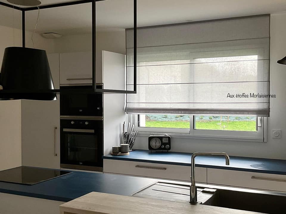 Stores bateaux en voilage blanc ouverts à moitié dans une salle à manger