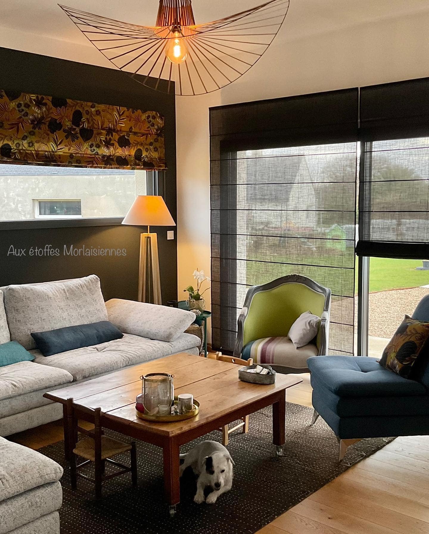 Voilage en tissu gris sur la baie vitrée d'une chambre à coucher