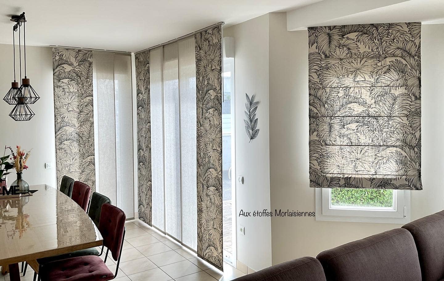 Stores bateaux de différentes couleurs et motifs installés au sein d'un salon