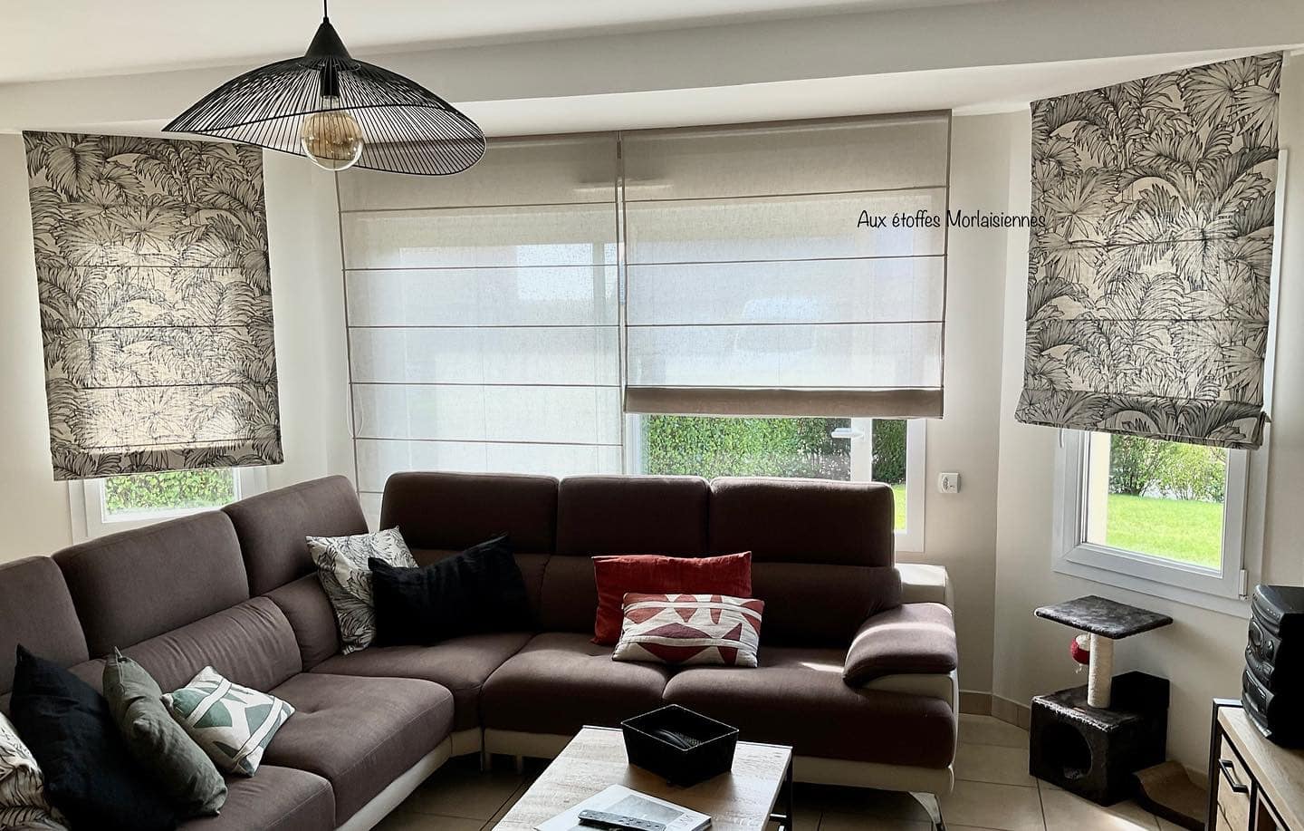 Stores bateaux de différentes couleurs et motifs installés au sein d'un salon