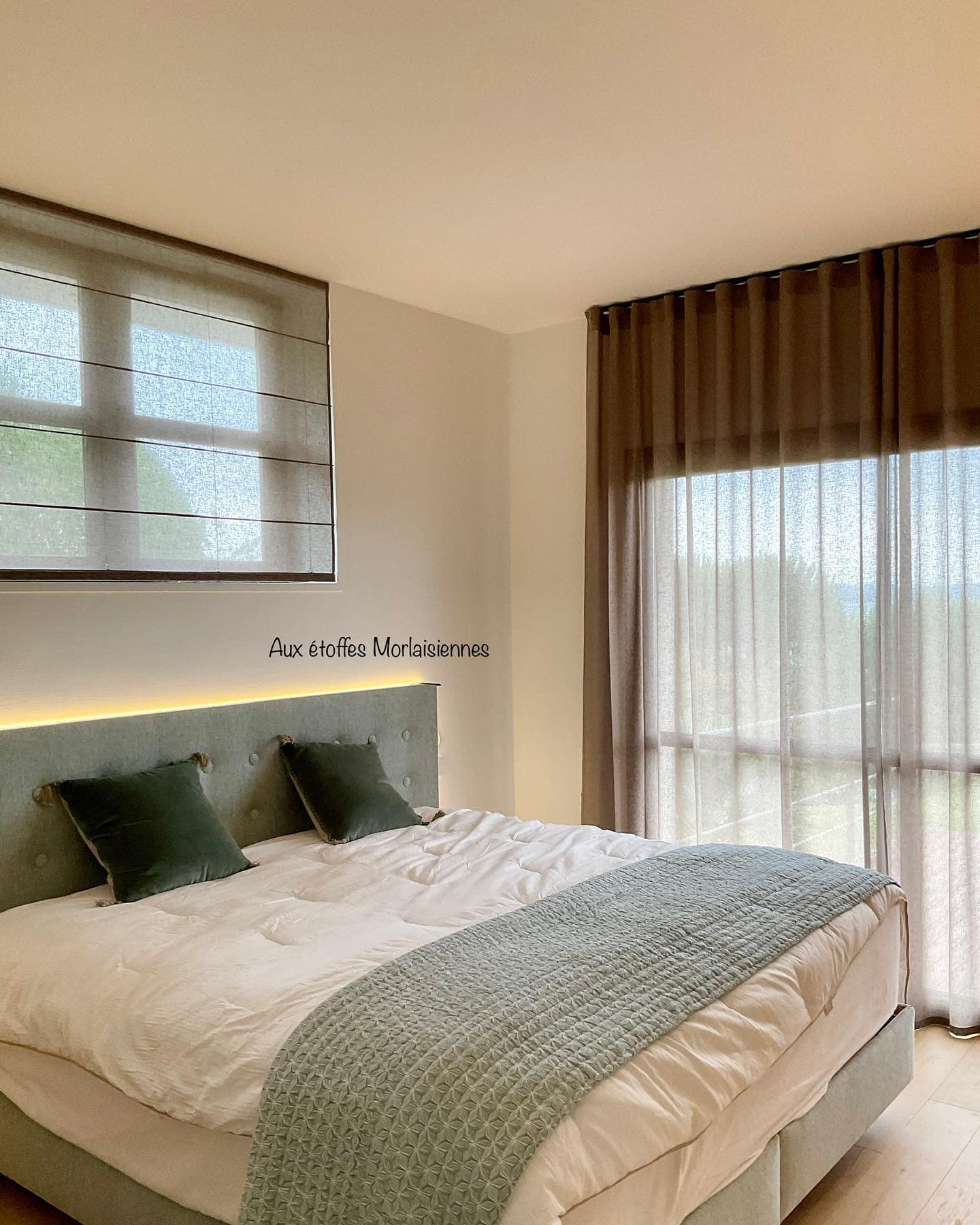 Rideaux sur mesure blanc cassé dans une chambre