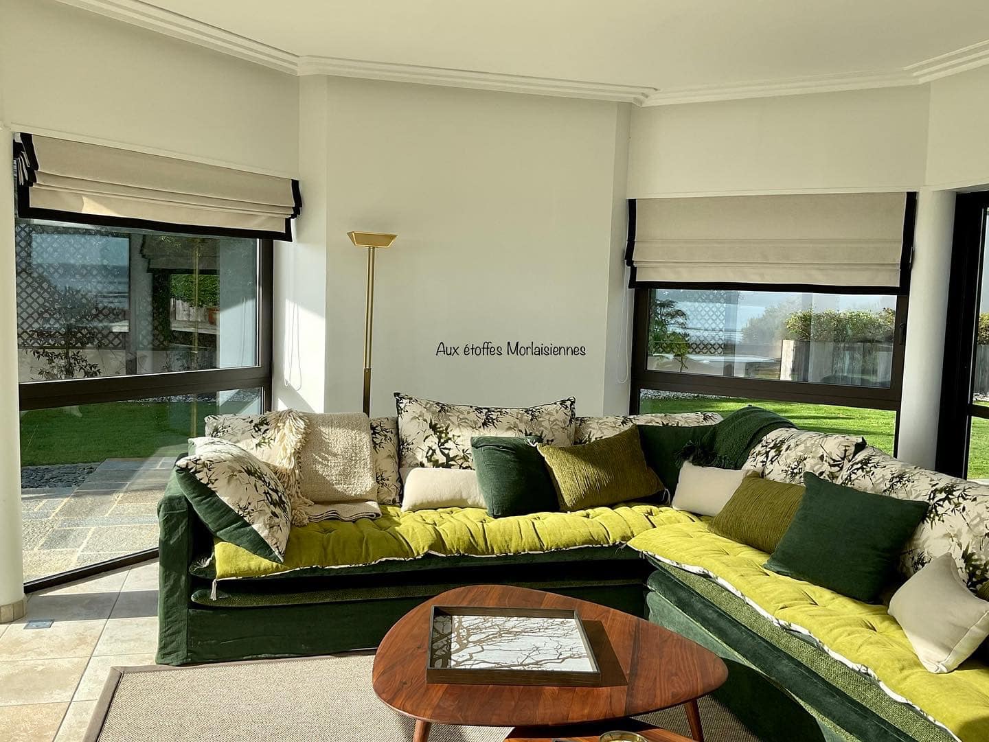 Stores bateaux blancs dans un salon majoritairement gris