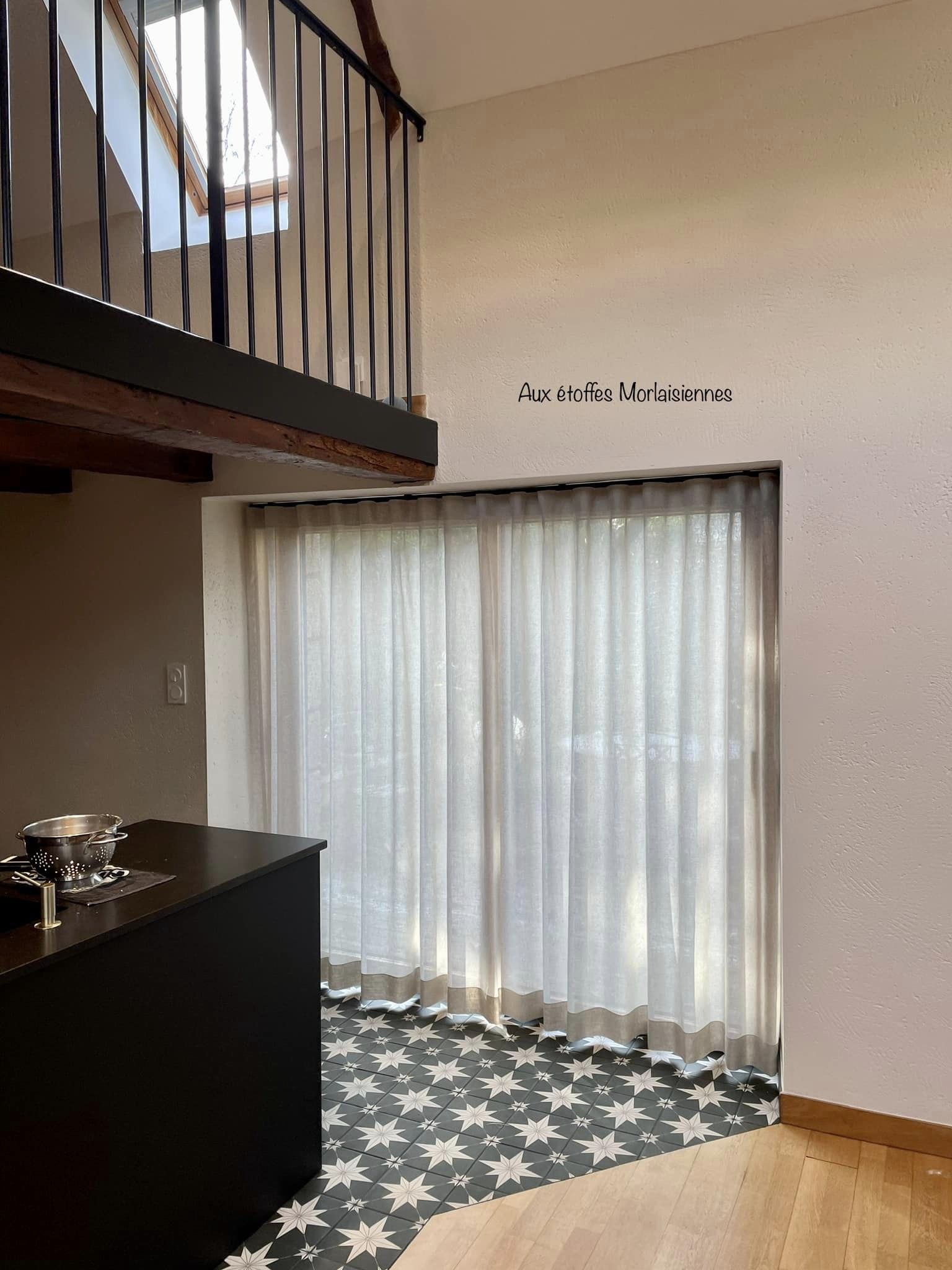 Voilages gris sur une baie vitrée