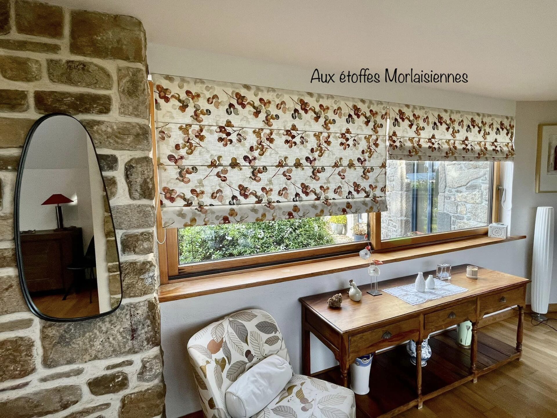 Voilages gris sur une baie vitrée