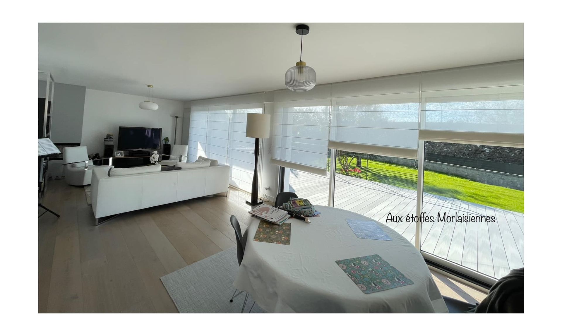 Multitude de stores bateaux blancs installée sur une grande baie vitrée