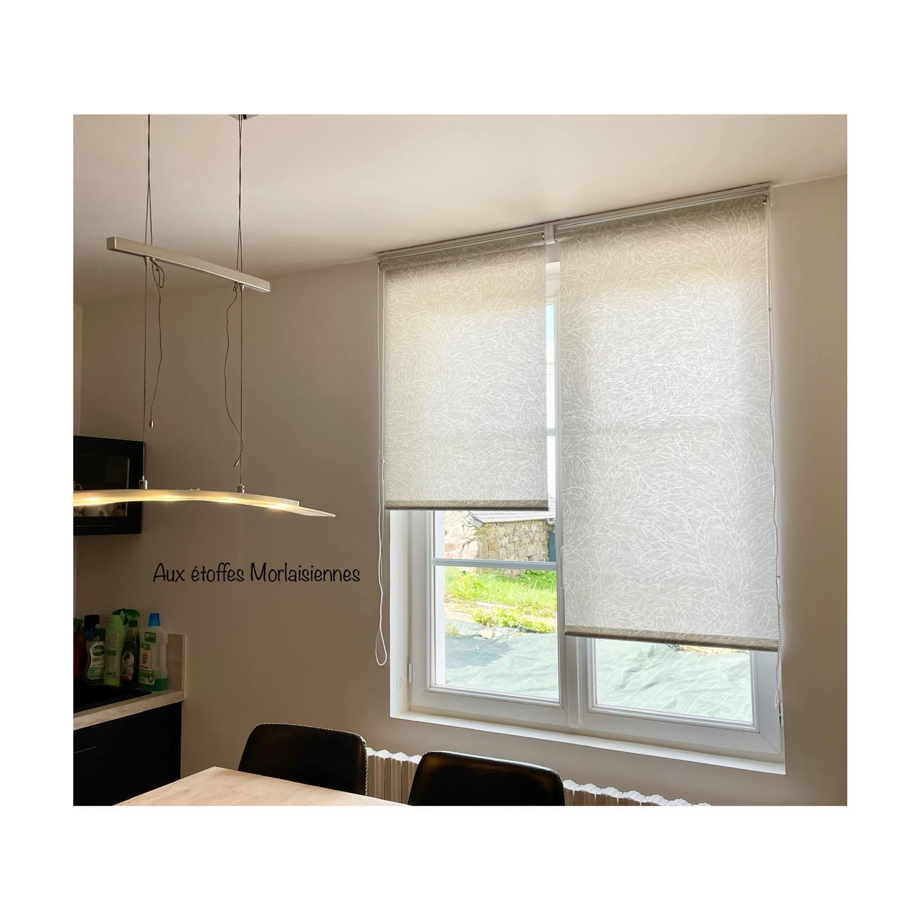 Stores bateaux blancs à moitié ouvert