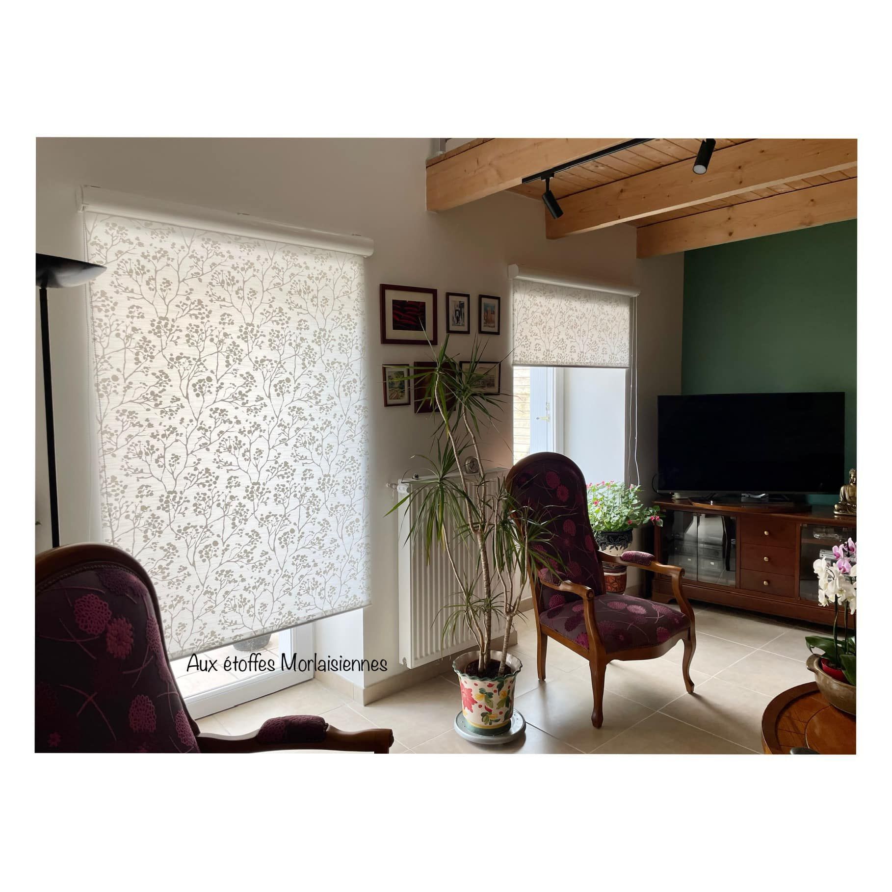 Stores enrouleurs blancs à motif floral