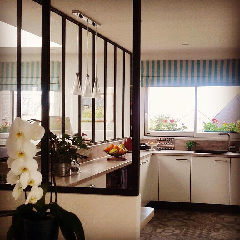 Stores bateaux unis installés sur une porte vitrée et ses fenêtres