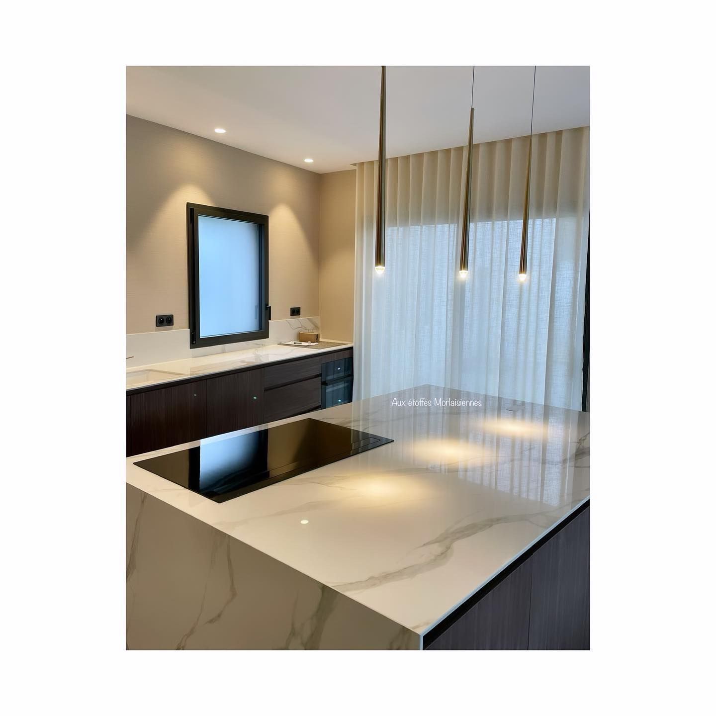 Voilages blancs installés sur une multitude de baies vitrées