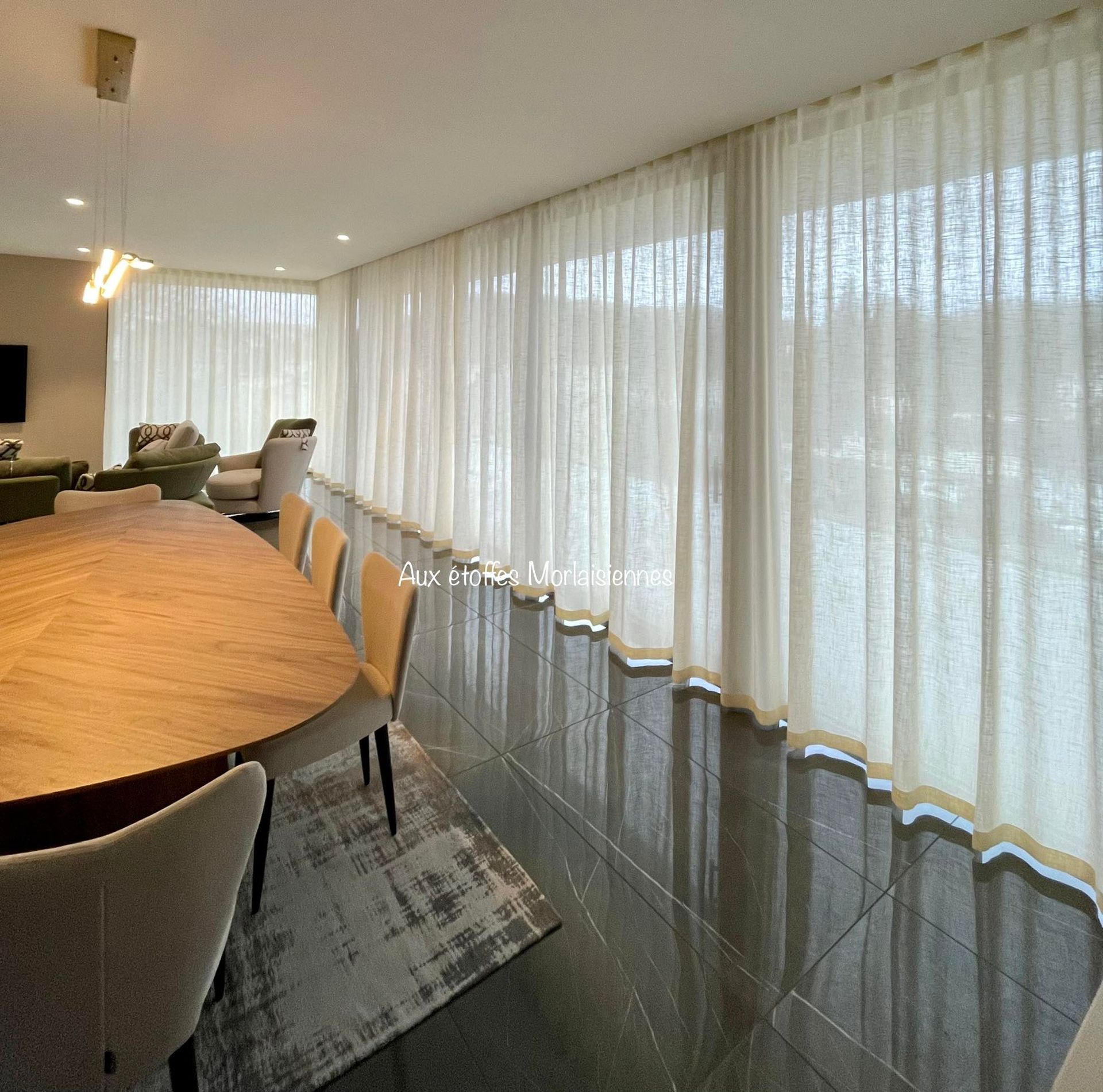 Voilage blanc uni installé au sein d'une cuisine moderne