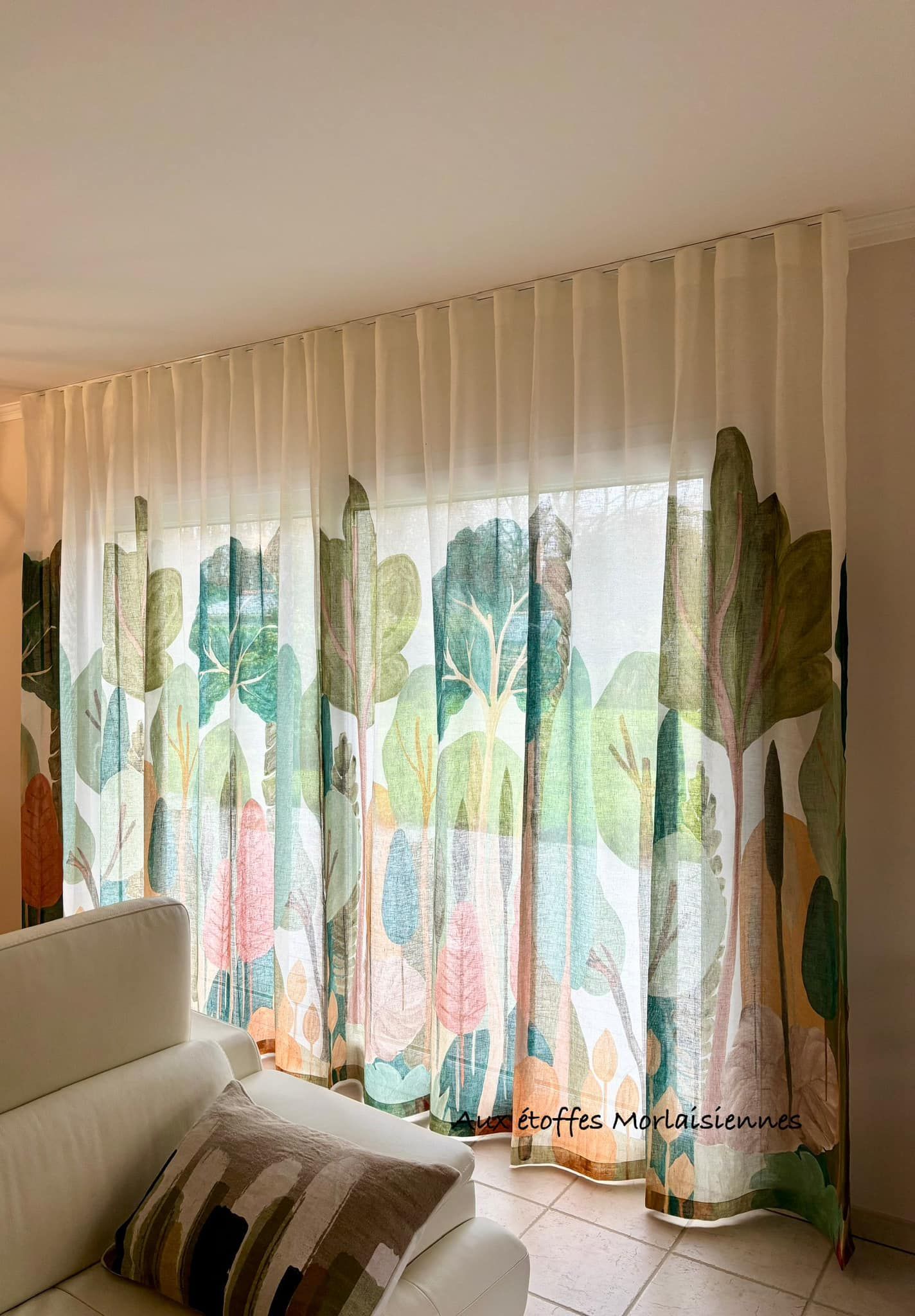 Rideaux occultant jaunes installés devant une baie vitrée