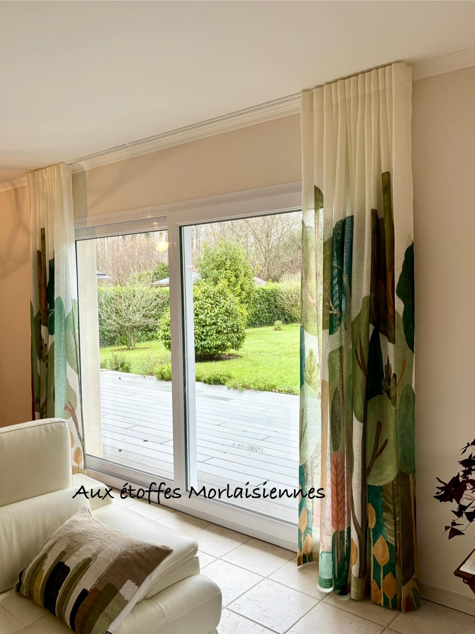 Voilage blanc à motif d'arbres