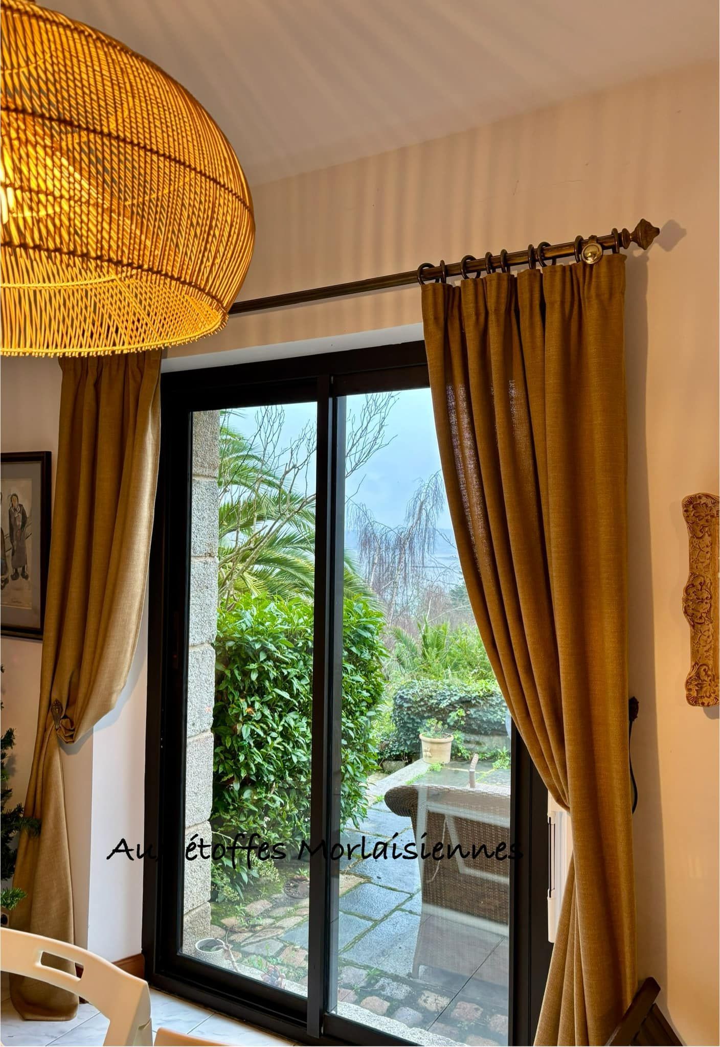 Rideaux occultant jaunes installés devant une baie vitrée