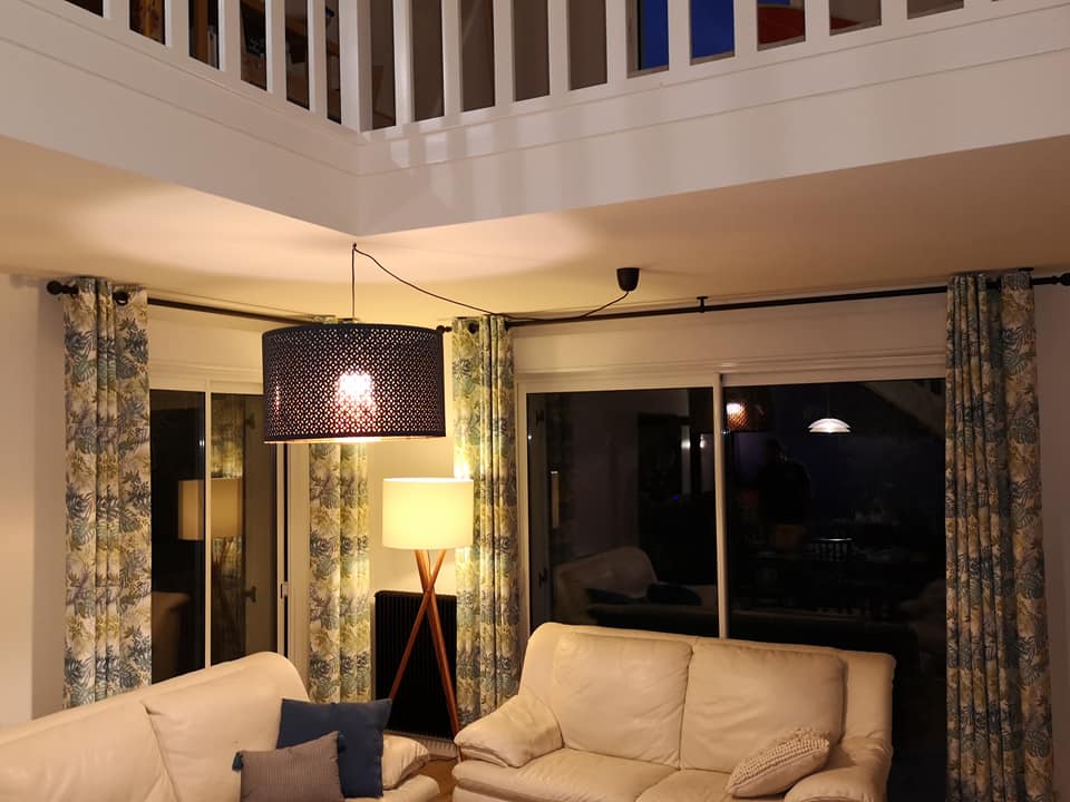 Stores bateaux pris en photo de nuit sur une fenêtre devant les escaliers d'une maison