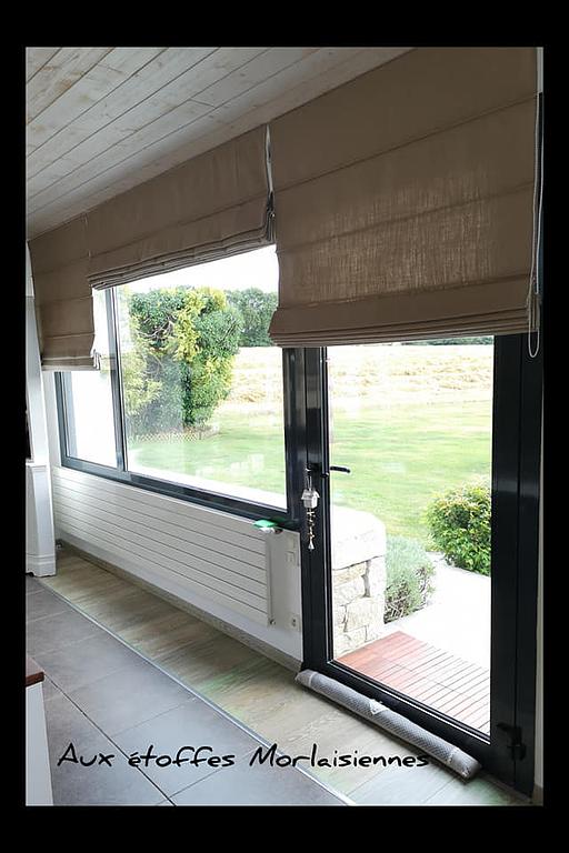 Nappe rouge à motifs verts