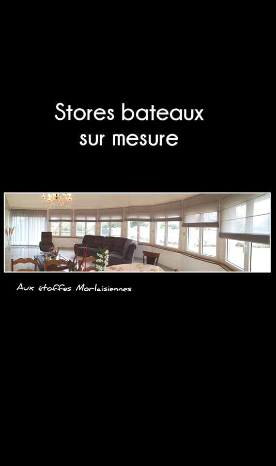 Stores bateaux installés sur les vitres d'un salon