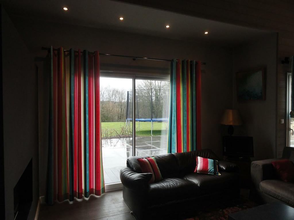 Double rideau multicolore raccordé aux coussins d'un canapé