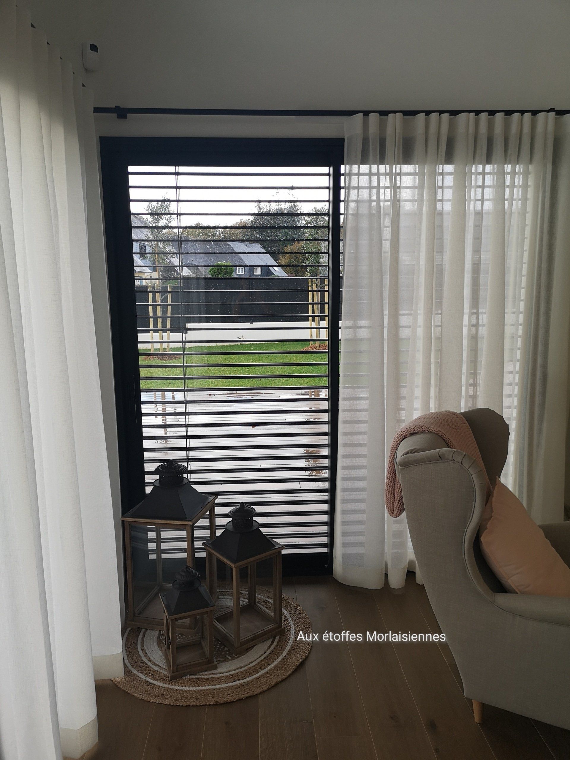 Voilage blanc fermé devant une baie vitrée