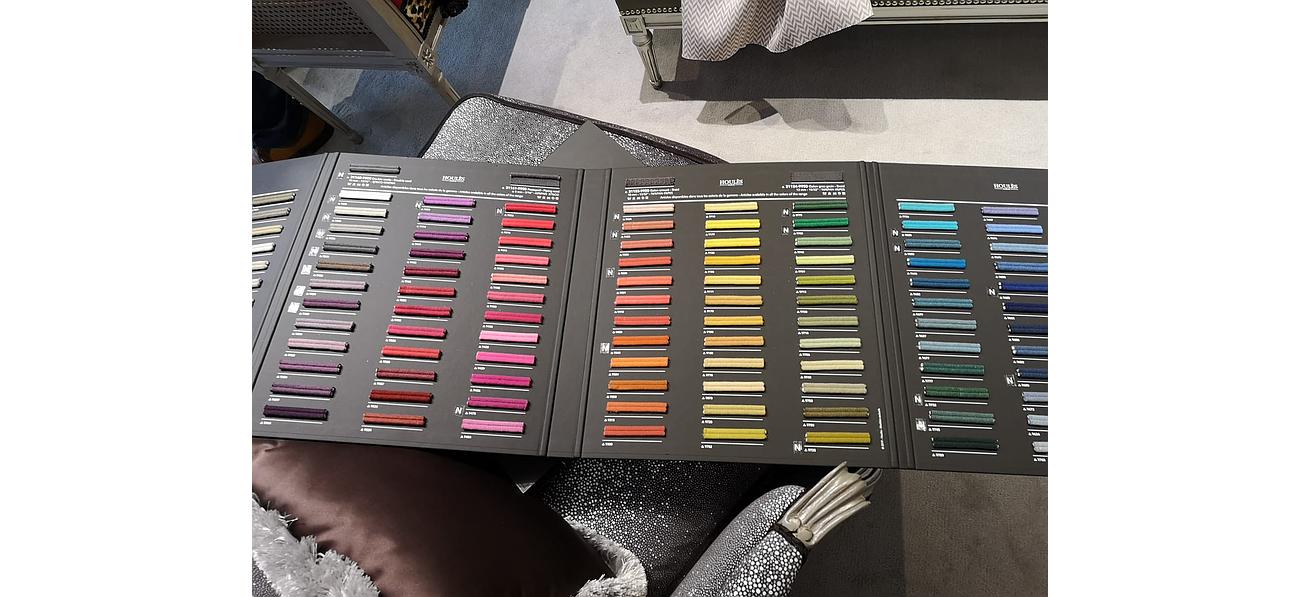 Présentations de galons Houlès pour la sélection de coloris de tissus