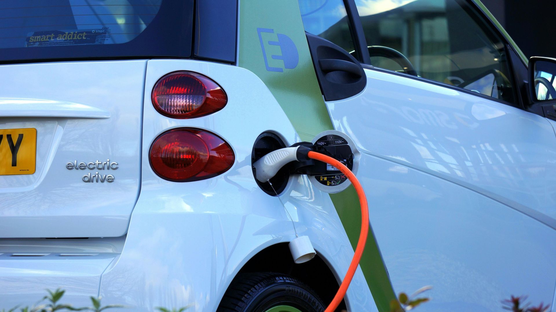 Borne unique ou installation pour un parking de recharge pour VE, faites appel à Di Stefano Electricité