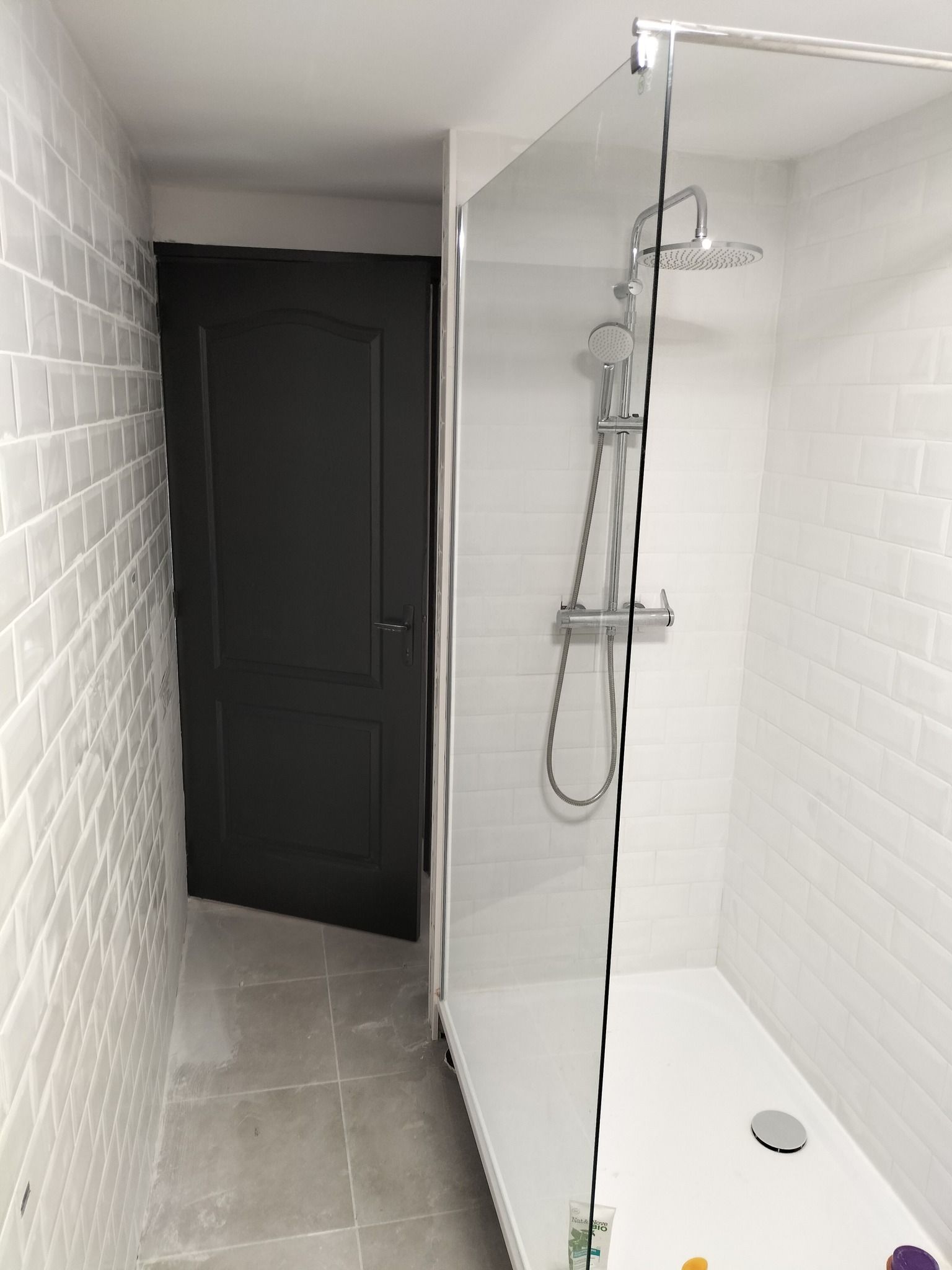 Douche avec carrelage