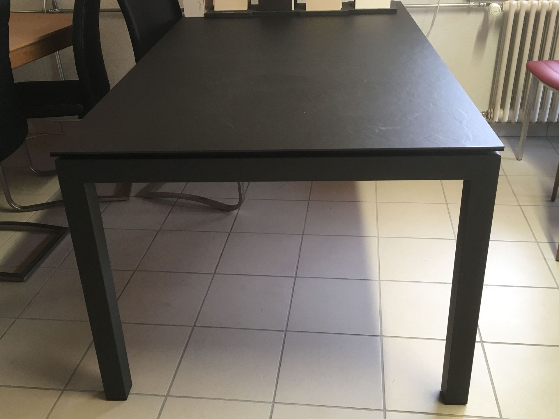 -Table céramique, pieds acier brossé - Meubles Alaska - La Brévine