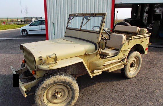 Ancien véhicule militaire