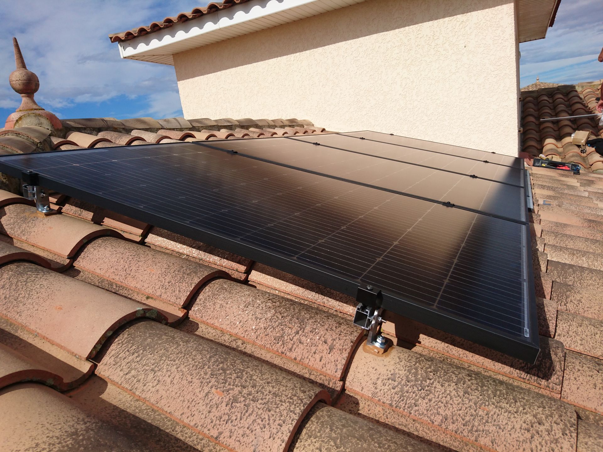 Panneau solaire sur un toit en tuile