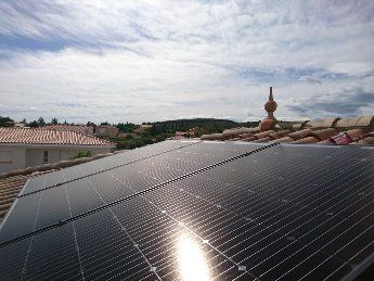 Panneau solaire sur un toit en tuile, avec belle vue