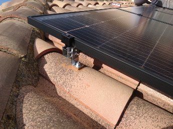 Panneau solaire sur un toit en tuile en gros plan