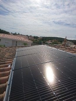 Panneau solaire sur un toit en tuile avec paysage en arrière-plan