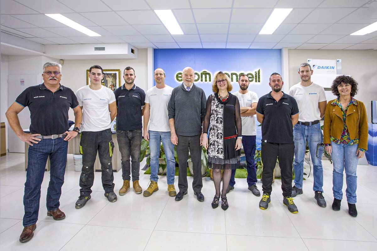 Equipe Ecom Conseil devant le panneau de l'entreprise