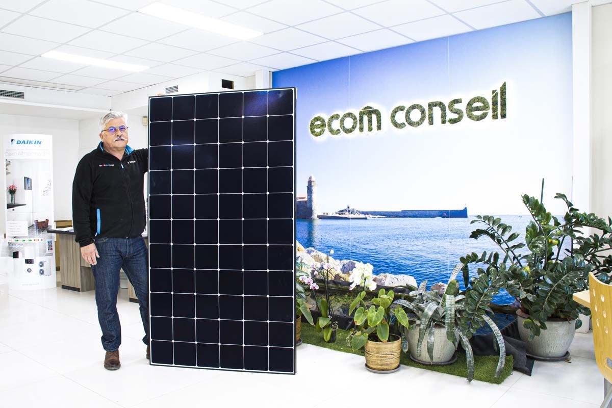 Employé Ecom conseil avec panneau solaire