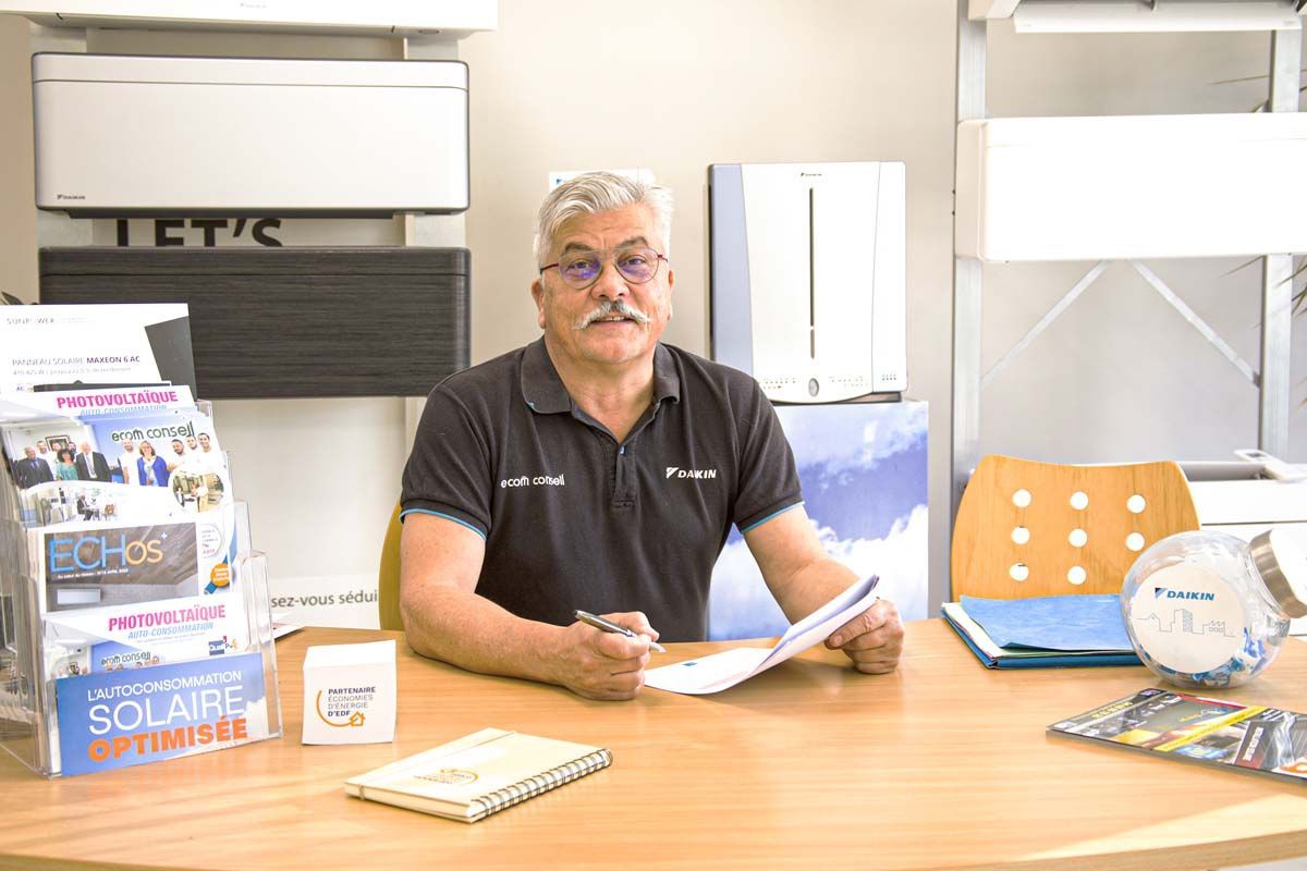 Employé d'Ecom conseil à son bureau