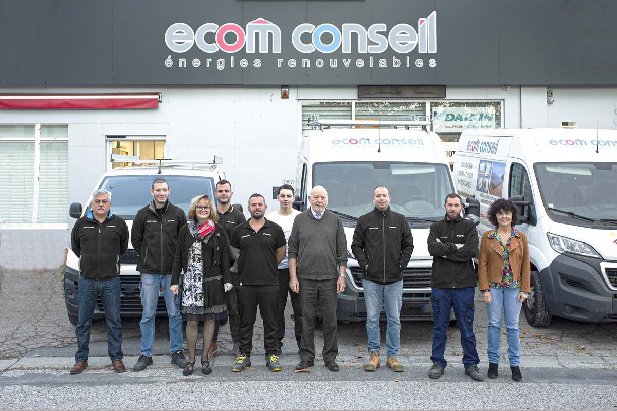 Equipe Ecom Conseil devant le la devanture de l'entreprise
