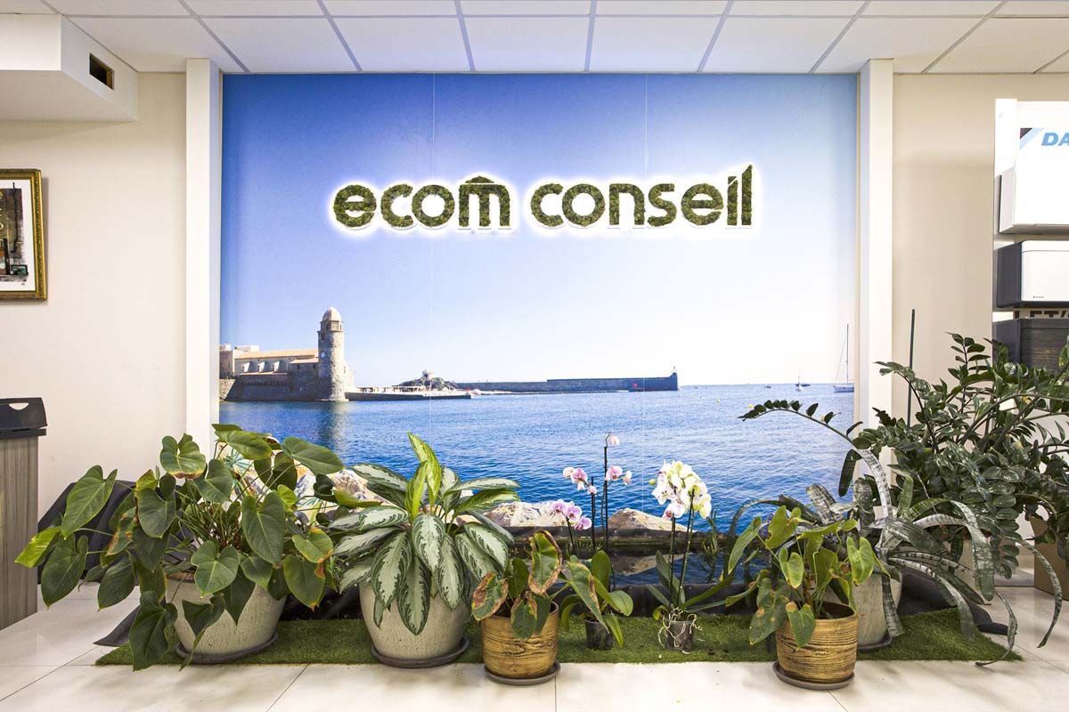 Panneau Ecom Conseil avec des plantes